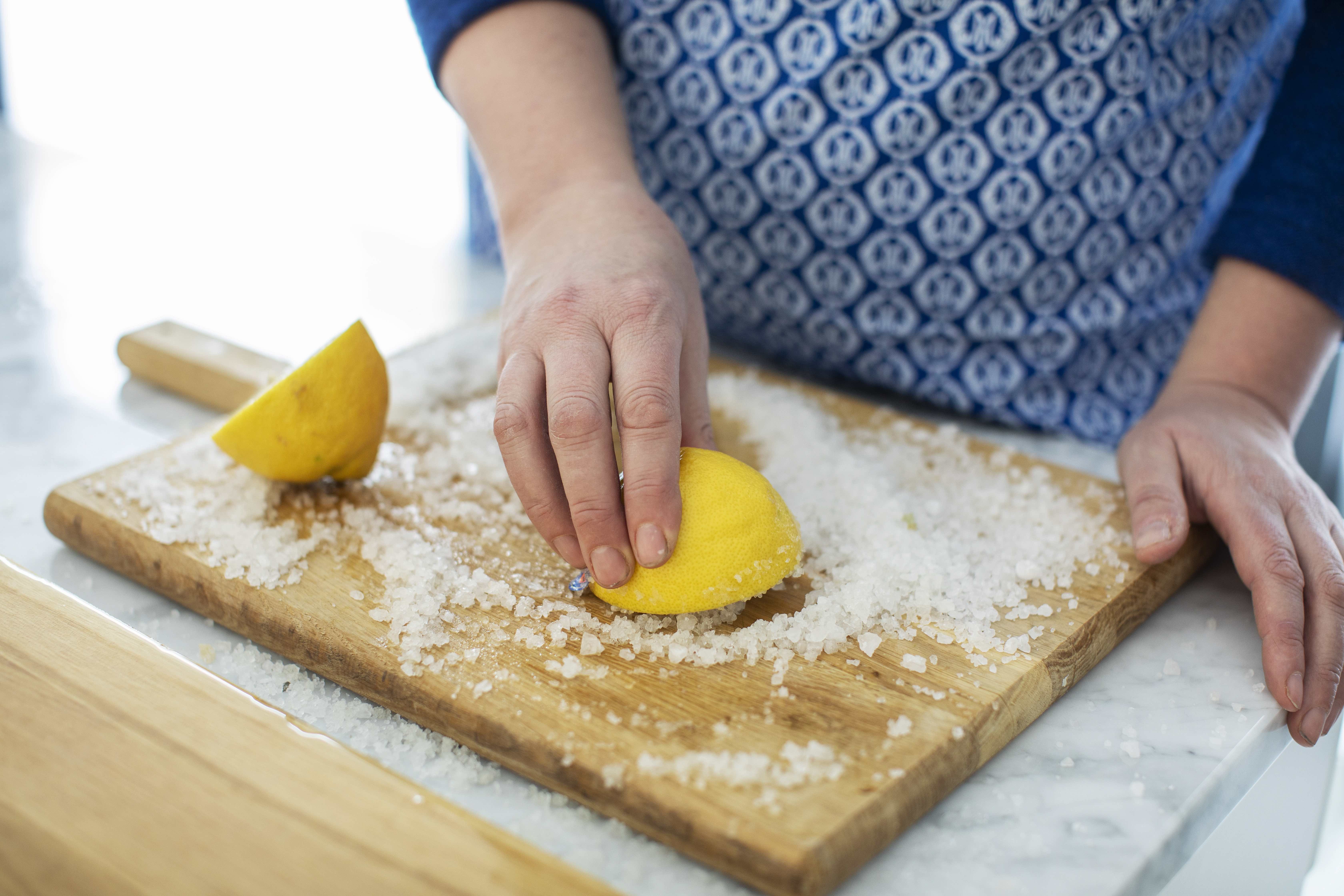 Använd citron och salt för att grovrengöra skärbräden i trä.