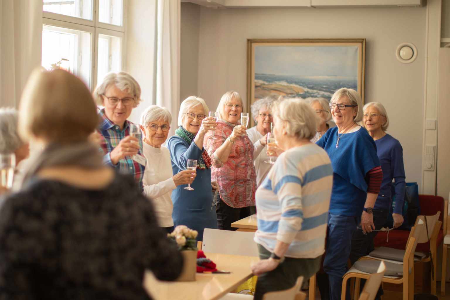 Hållbart Marthamöte. Marthor som skålar vid långbord